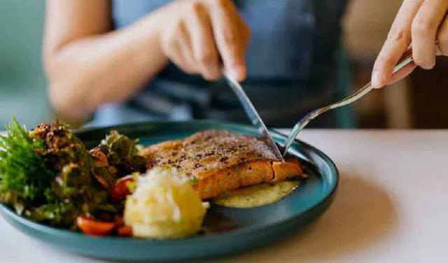 🍽️ ഗർഭകാലത്ത് സ്ത്രീകൾക്ക് മത്സ്യം കഴിക്കാമോ? ശരിയായ ഭക്ഷണം തിരഞ്ഞെടുക്കുന്നത് അമ്മയുടെയും കുഞ്ഞിൻ്റെയും ആരോഗ്യത്തിന് പ്രധാനമാണ്