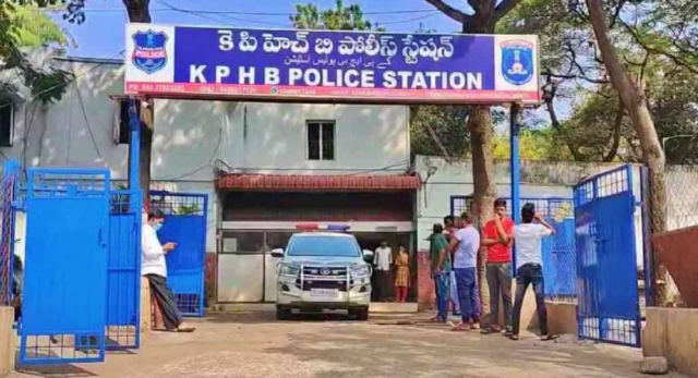 उन्होंने रुपये एकत्र किये. पुलिस से केस मैनेज करने की बात कह 1.40 लाख वसूले.. दो गिरफ्तार